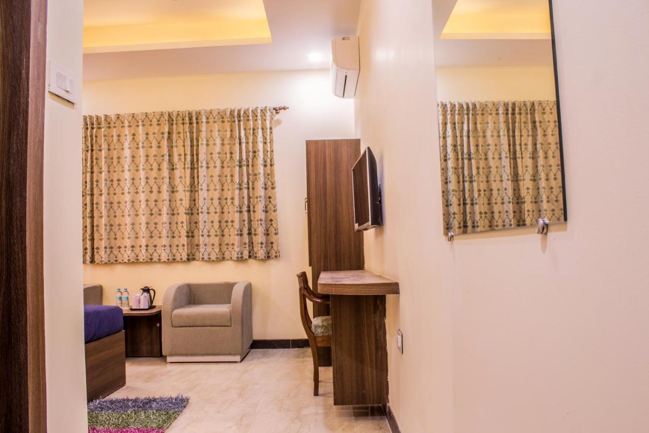 Lav Kush International Hotel Waranasi Zewnętrze zdjęcie