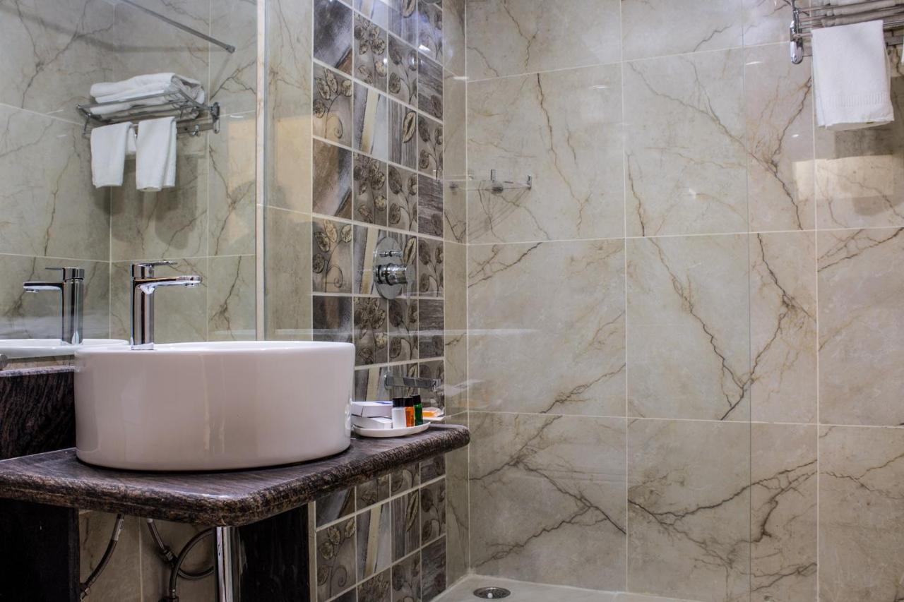 Lav Kush International Hotel Waranasi Zewnętrze zdjęcie